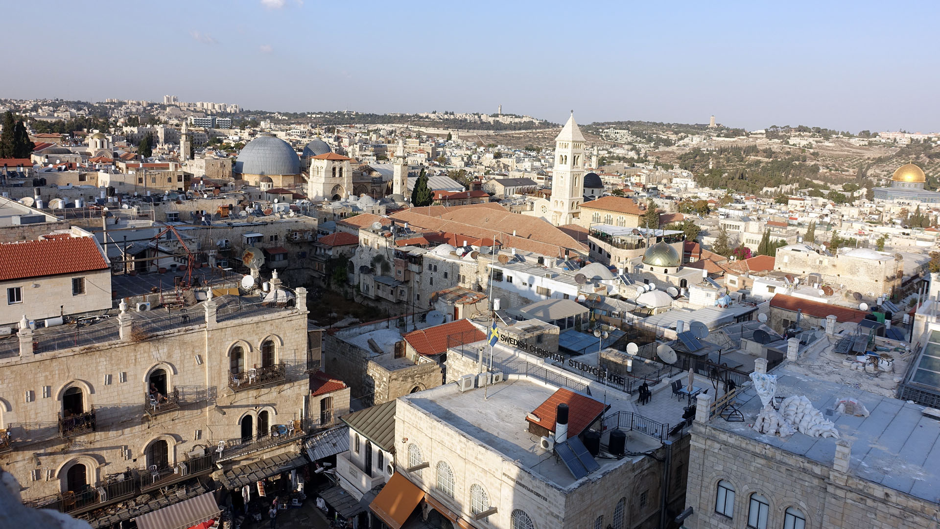 Die Erlöserkirche mit ihrem spitzen Turm liegt nicht weit von der Grabeskirche entfernt, an der die Protestanten keinen Anteil haben