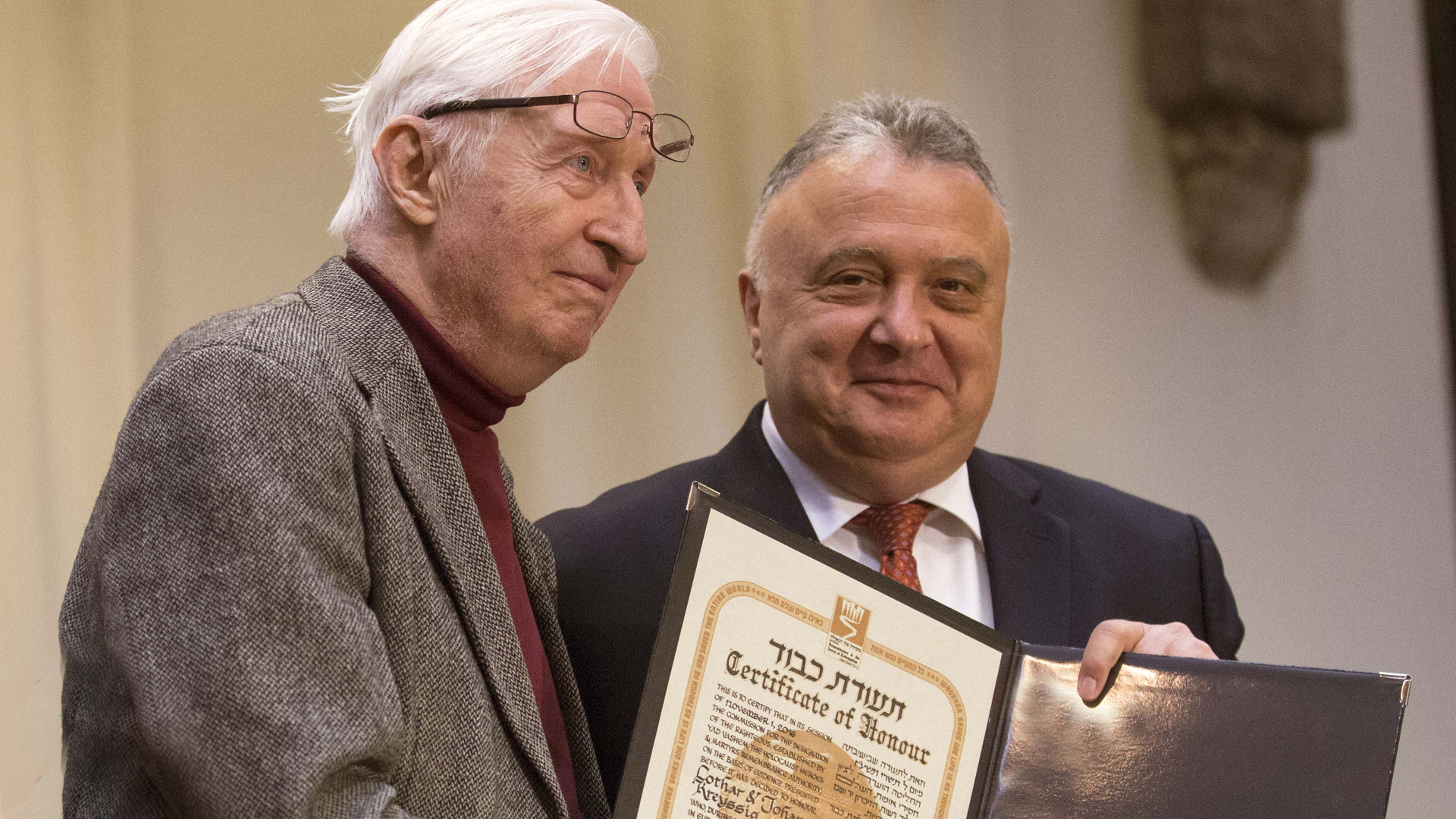 Der israelische Botschafter in Berlin, Jeremy Issacharoff (r.), überreicht Sohn Jochen Kreyssig stellvertretend für seine Eltern die Ehrung „Gerechte unter den Völkern“