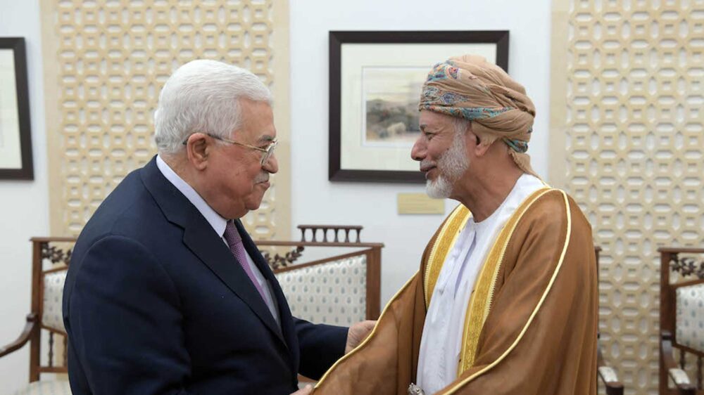 Brachte Lesestoff mit: Der omanische Außenminister Bin Alawi (r.) bei Abbas