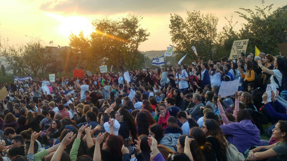 Tausende Israelis nahmen an der Kundgebung im Rosenpark teil