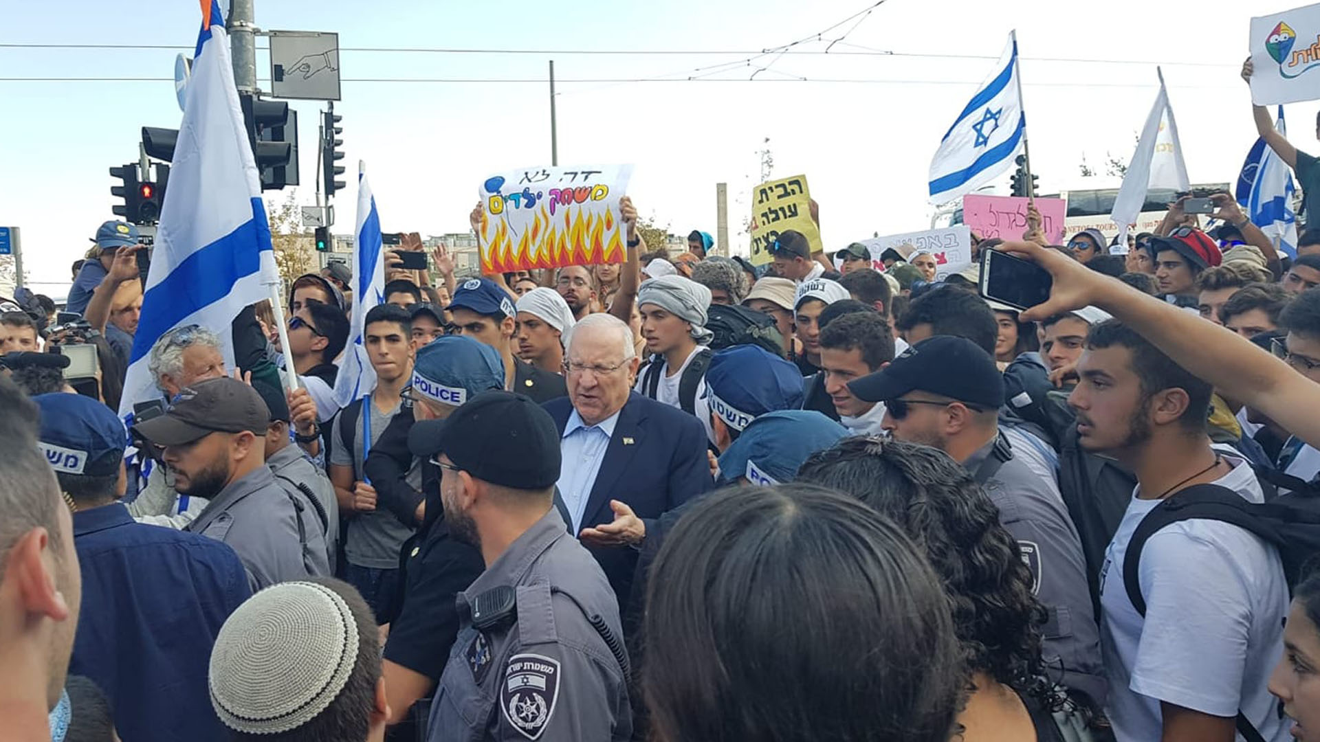 Am Ende des Marsches mischte sich Präsident Rivlin unter die protestierenden Schüler