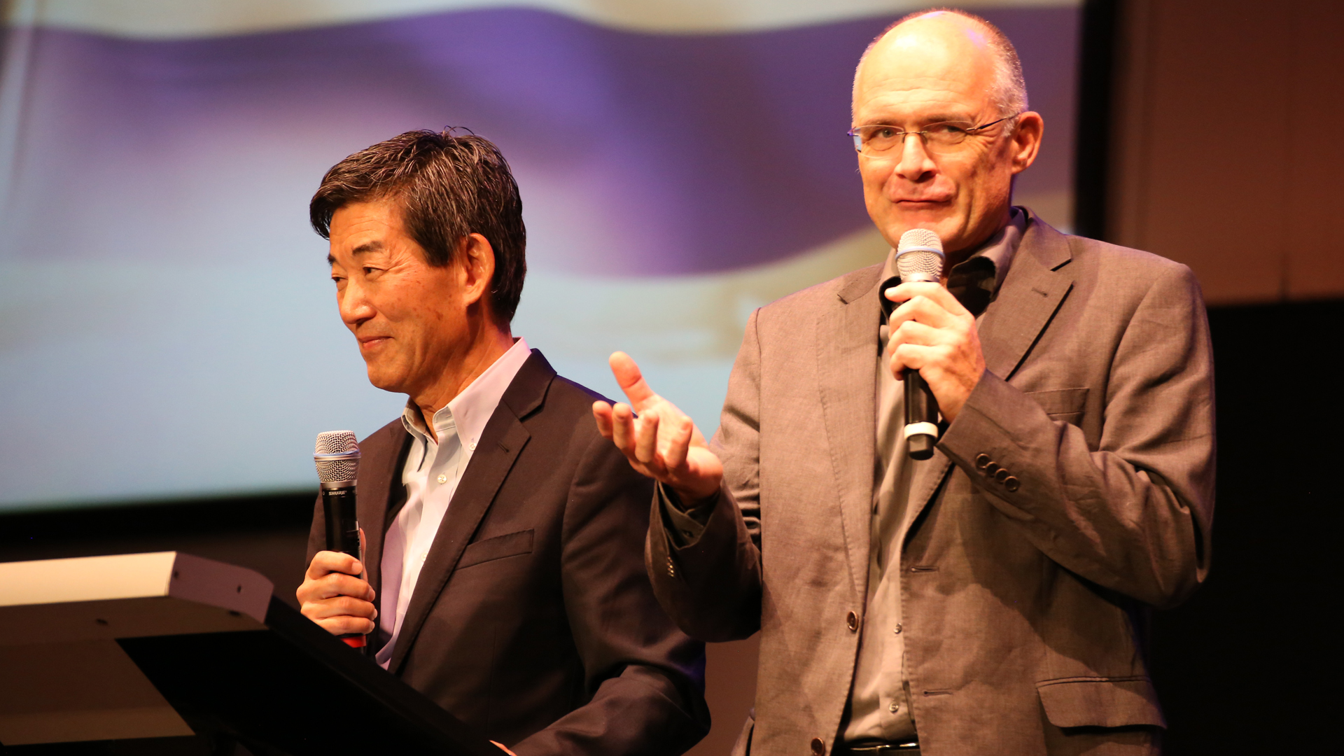 Der messianische Pastor Peter Tsukahira (l.) aus Haifa und sein Übersetzer Johannes Gerloff