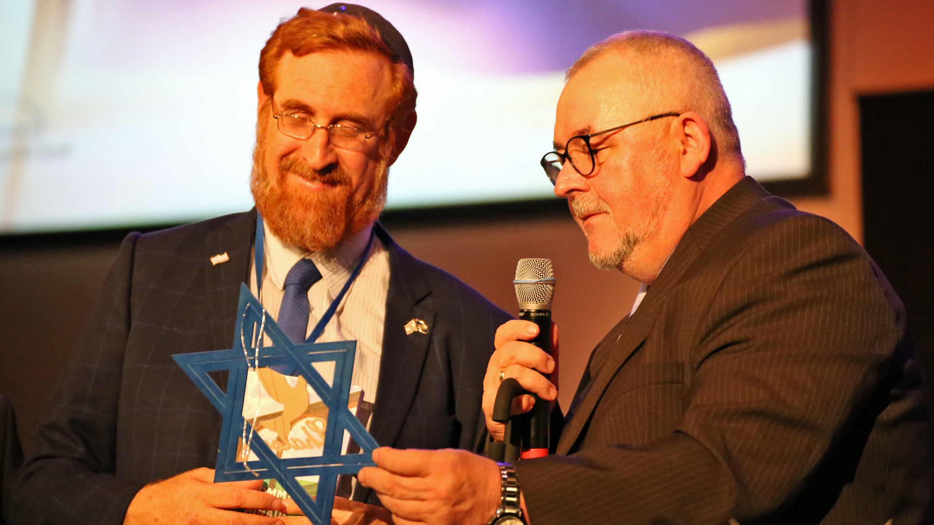 Wilfried Gotter von den Sächsischen Israelfreunden überreicht dem Knesset-Abgeordneten Jehuda Glick einen Schalom-Stern