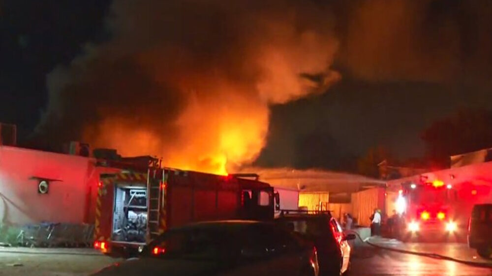 Ein Haus in Israel geriet nach einem Raketeneinschlag in Brand