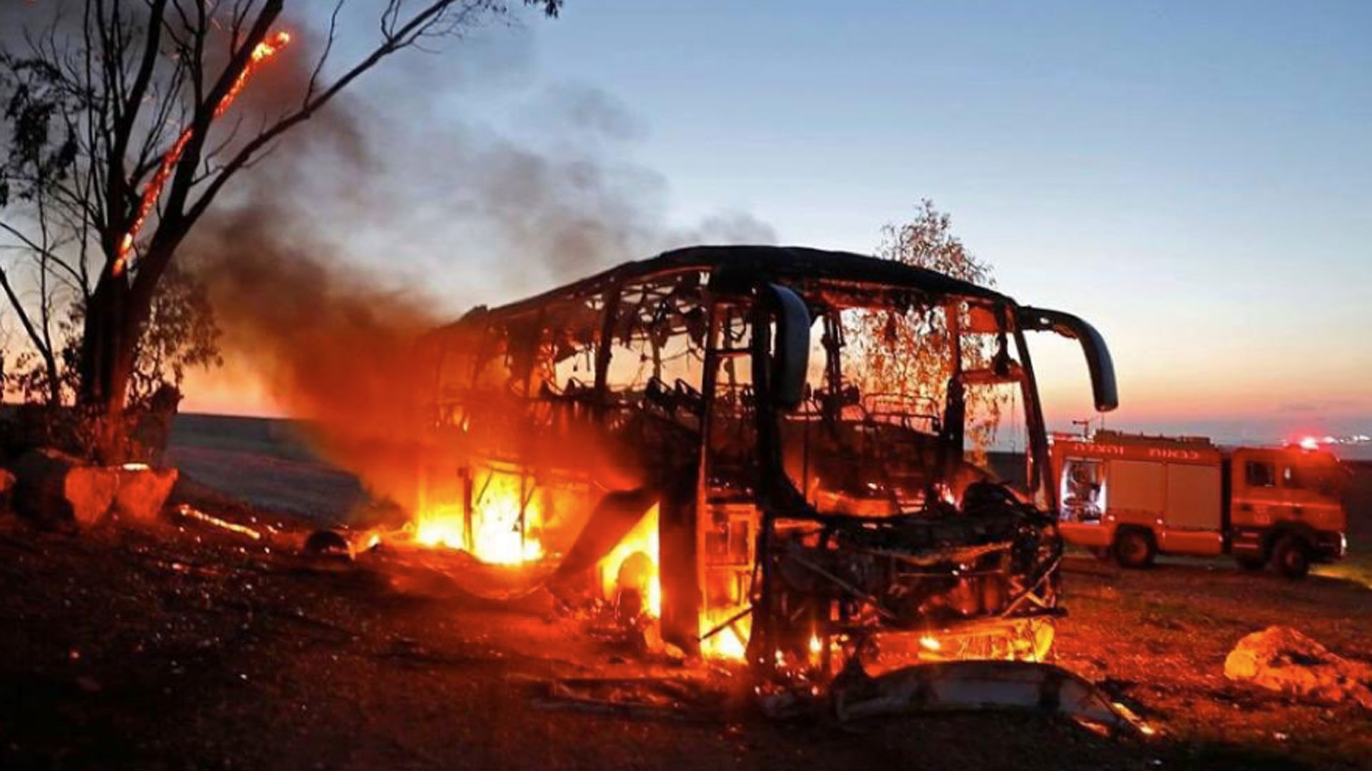 Ein Armeebus ging nach dem Treffer einer Panzerabwehrrakete in Flammen auf