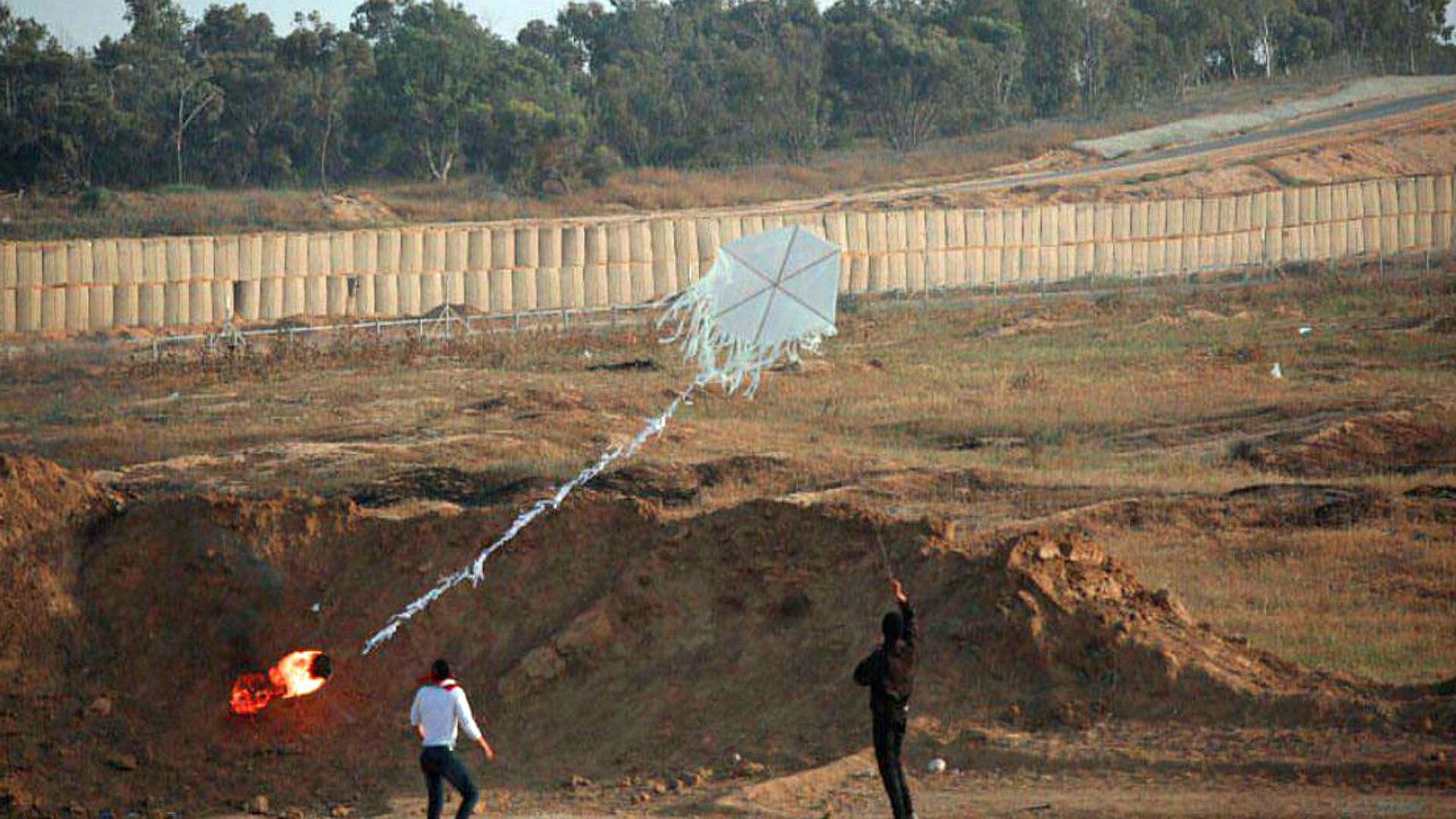 Mit Brandsätzen bestückte Drachen aus dem Gazastreifen haben in den vergangenen Monaten in Südisrael zahlreiche Feuer ausgelöst