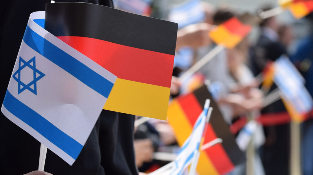 Deutsche und israelische Flaggen: Bundesaußenminister Heiko Maas betonte am Anfang seiner Amtszeit, dass ihm die Beziehungen zu Israel „besonders wichtig“ seien