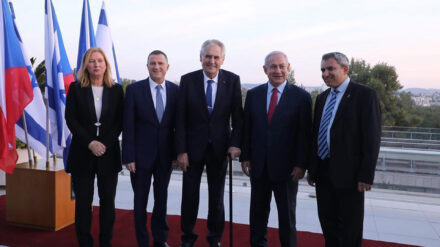 Zu Gast bei Freunden: Der tschechische Präsident Zeman (M.) mit Regierungschef Netanjahu (2. v. r.), Knessetsprecher Edelstein (2. v. l.), Oppositionsführerin Livni (l.) und Jerusalem-Minister Elkin (r.)