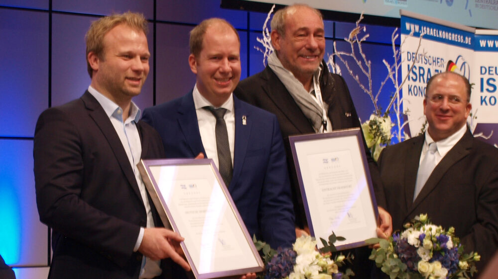 Bei der Preisverleihung: (v.l.) Benny Folkmann, Jan Holze, Peter Fischer und Konferenzdirektor Sacha Stawski