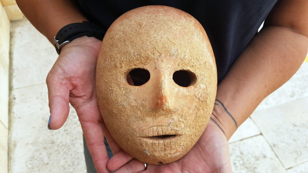Die Maske wurde sorgfältig mit Steinwerkzeugen geformt