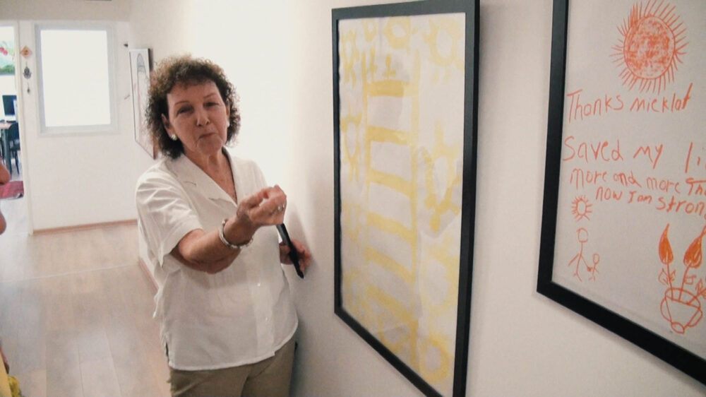 Die Vorsitzende des Vereins „Frauen für Frauen“, Idit Malamod, zeigt die Räumlichkeiten des ältesten Frauenhauses in Israel