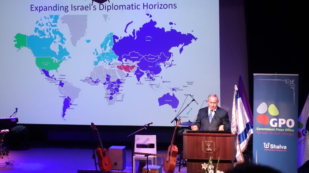 Premierminister Netanjahu berichtete ausländischen Journalisten von den sich verbessernden diplomatischen Beziehungen in aller Welt
