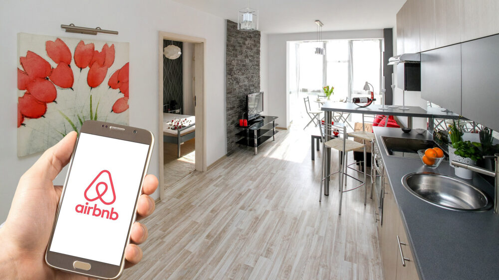 Die US-Firma Airbnb bietet Nutzern auf ihrer Online-Plattform die Möglichkeit, Unterkünfte von Privatpersonen zu mieten. Siedlungen im Westjordanland sollen aber ausgeschlossen werden.