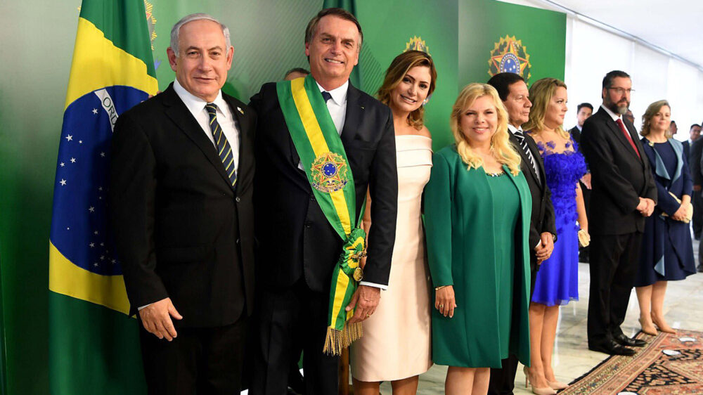 Netanjahu trägt brasilianische Farben auf seiner Krawatte, rechts neben ihm Bolsonaro mit Schärpe