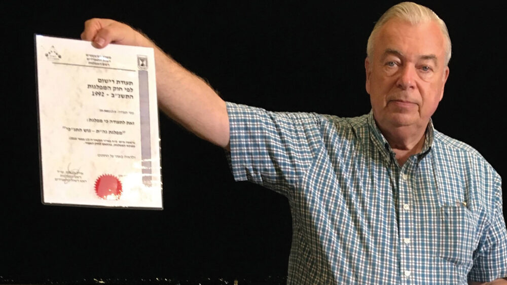 Avi Lipkin mit der Registrierungsurkunde seiner Partei