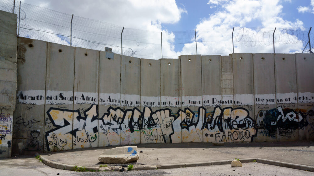 Die israelische Sicherheitsanlage zum Westjordanland besteht nur in wenigen Abschnitten aus einer Mauer, wie hier bei Jerusalem. Der Großteil der Anlage setzt sich aus einem Metallzaun mit Bewegungsmeldern, Gräben und einem Sperrstreifen zusammen.