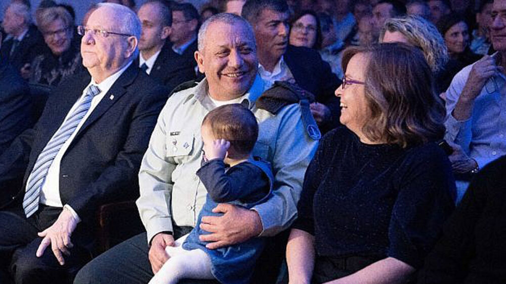 Hat jetzt mehr Zeit für seine Enkeltochter: Armeechef Eisenkot neben seiner Ehefrau und Staatspräsident Rivlin
