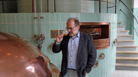 Cornelius Faust testet das Freundschaftsbier in seiner Brauerei im fränkischen Miltenberg