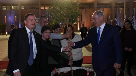 Knessetsprecher Edelstein (l.) und Netanjahu bei der Zeremonie