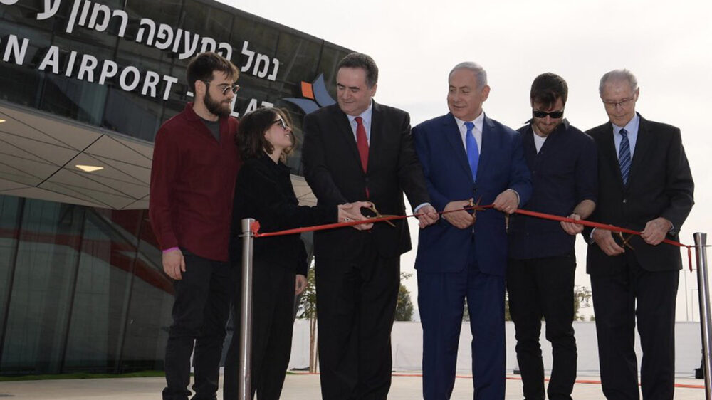 Verkehrsminister Katz (3.v.l.) und Premier Netanjahu (4.v.l.) zerschneiden das rote Band bei der Einweihungszeremonie des neuen Ramon-Flughafens in Eilat