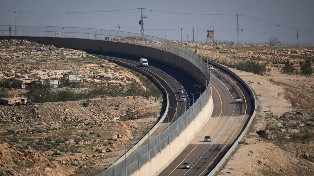 Auf der Route 4370 trennt eine Mauer israelische und palästinensische Fahrzeuge