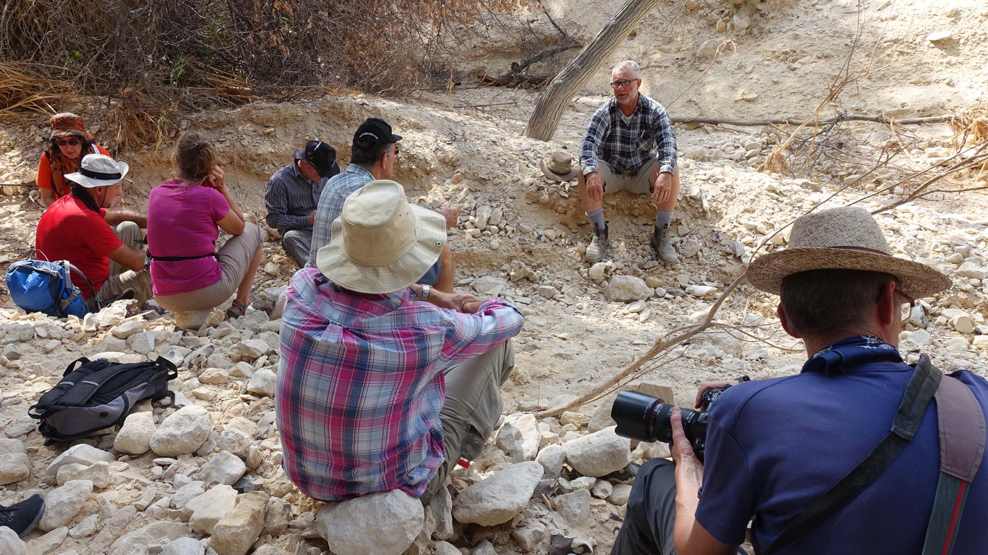 In der Negevwüste erklärt ein Reiseführer den Teilnehmern die Bedeutung von Wasser und Bodenmineralien