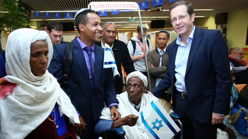 Der Vorsitzende der Jewish Agency, Herzog (r.), begrüßt die Gruppe der äthiopischen Juden am Ben-Gurion-Flughafen