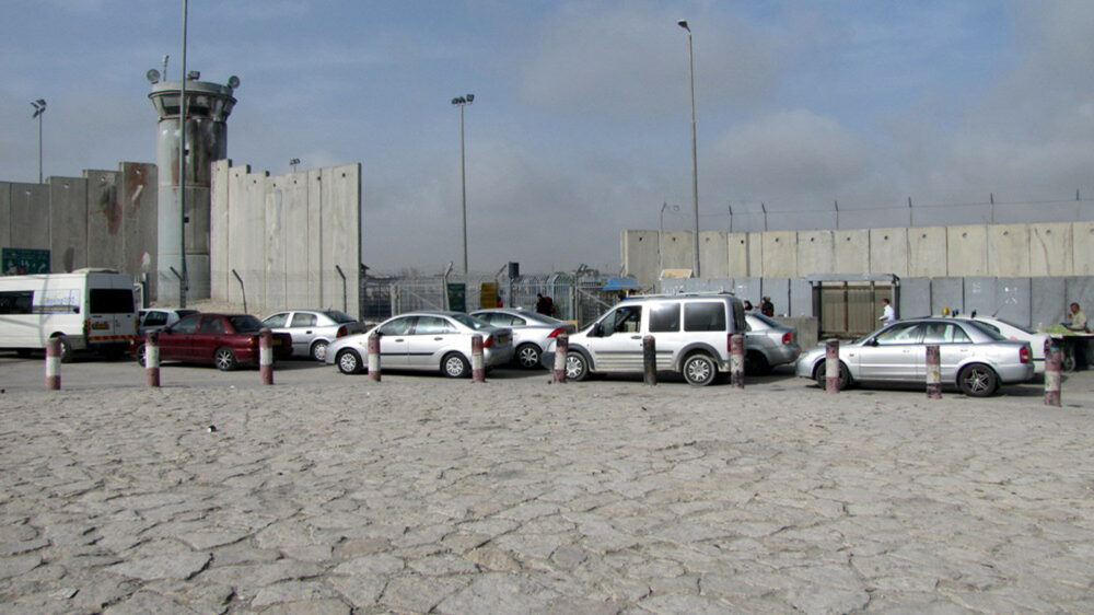 In der Vergangenheit hat es oft Beschwerden über lange Wartezeiten an dem Checkpoint gegeben