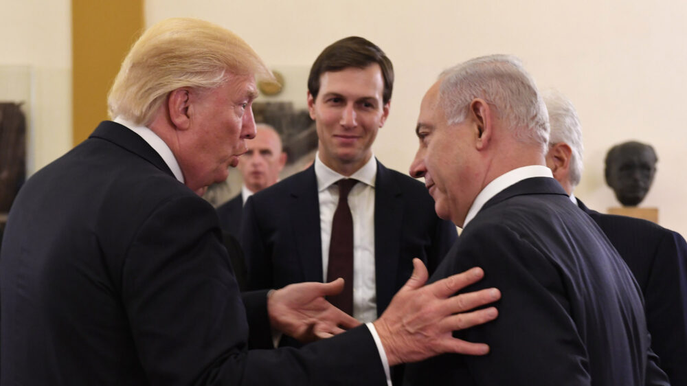 Jared Kushner (Mitte) arbeitet seit zwei Jahren an einem Friedensplan für den Nahen Osten