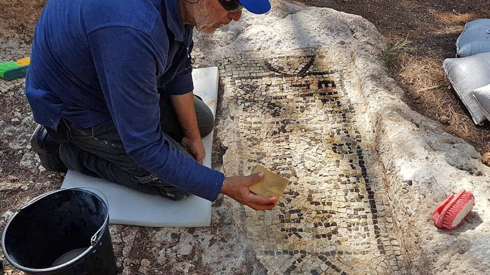 Erhaltungsmaßnahmen an der 1.600 Jahre alten Inschrift in Tsur Natan
