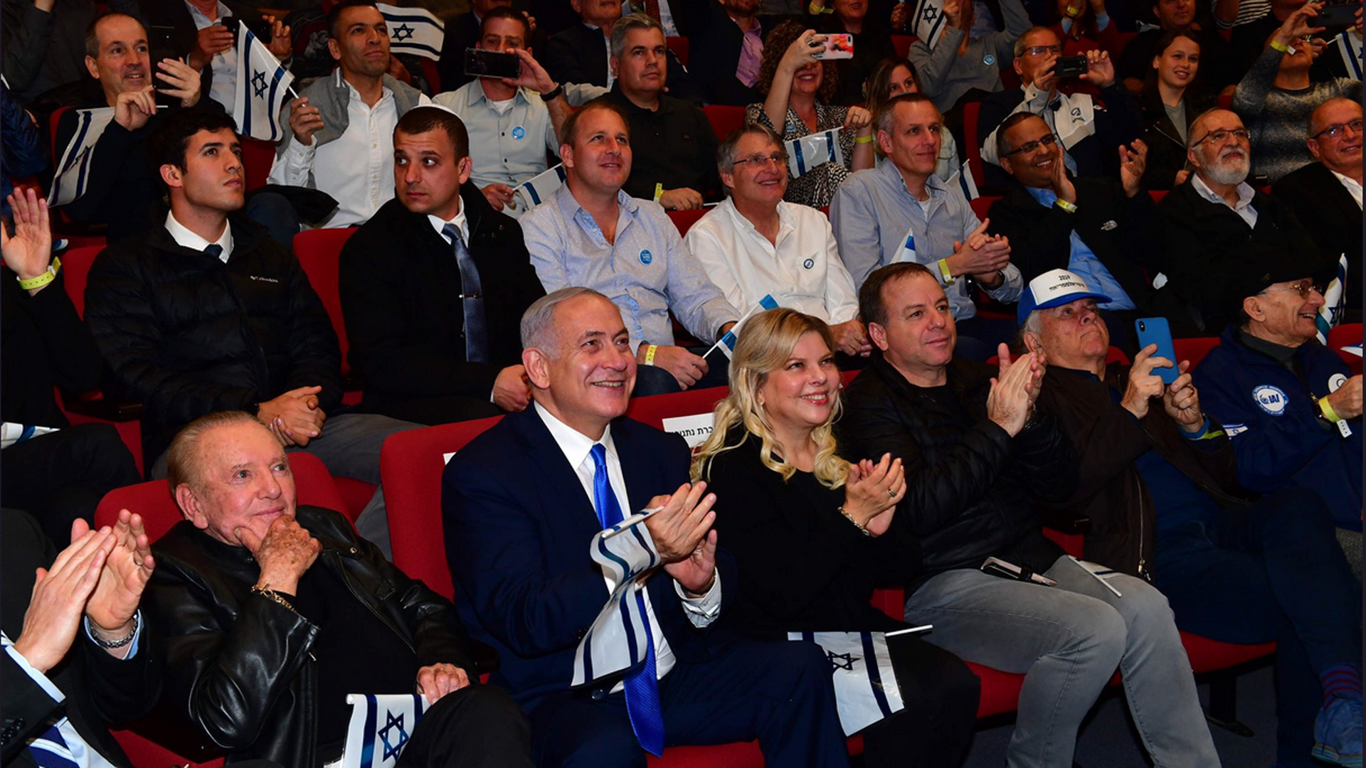 Der israelischer Premier Netanjahu lässt es sich mit seiner Frau Sara nicht nehmen, bei diesem historischen Start in Jehud mitten in der Nacht dabei zu sein