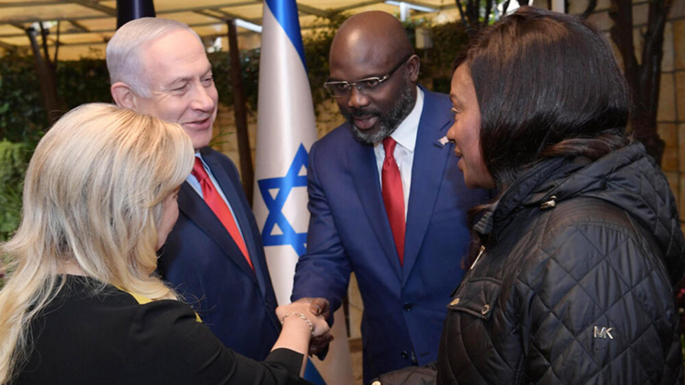 Der israelische Premier Netanjahu und der liberianische Präsident Weah mit ihren Ehefrauen
