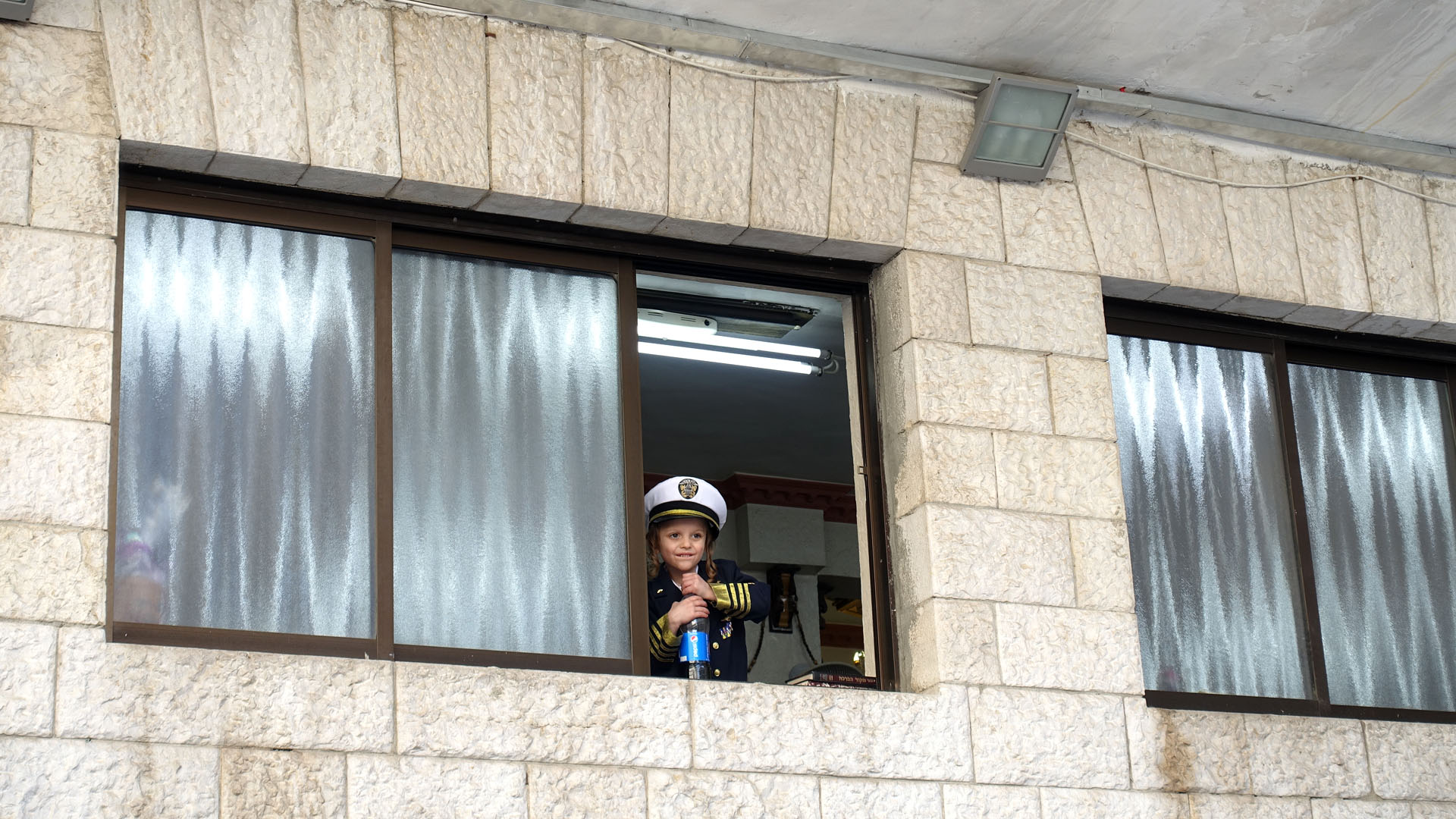 Jungen verkleiden sich gerne als Polizisten