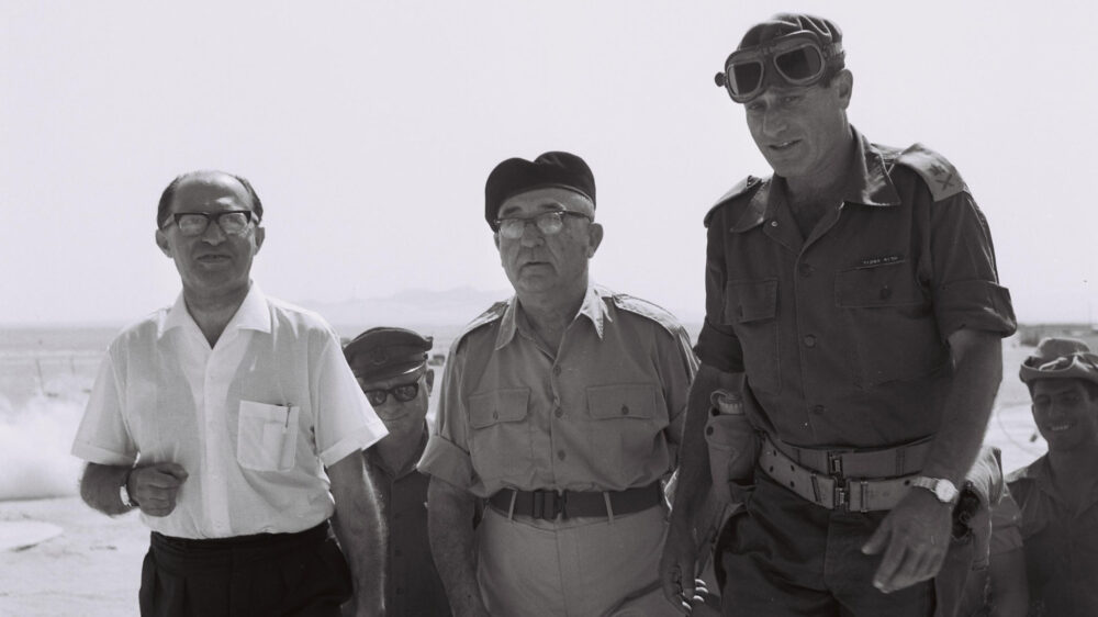 Levi Eschkol (M.) kurz nach dem Sechs-Tage-Krieg auf Truppenbesuch im Sinai – begleitet vom späteren Premier Menachem Begin (l.) und von Kommandeur Jeschajahu Gavisch