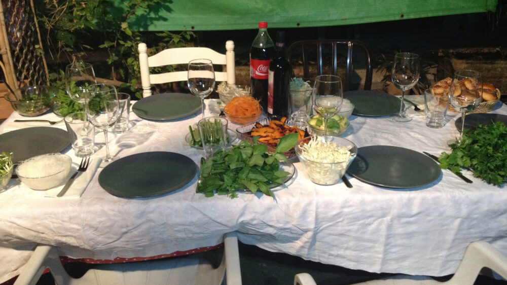 Gedeckter Tisch vor einem Schabbat-Essen