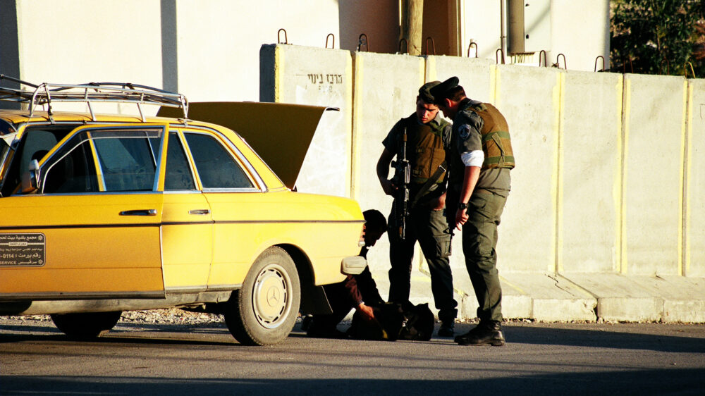 Zwei israelische Soldaten kontrollieren einen Palästinenser am Abu-Dis-Checkpoint im Westjordanland