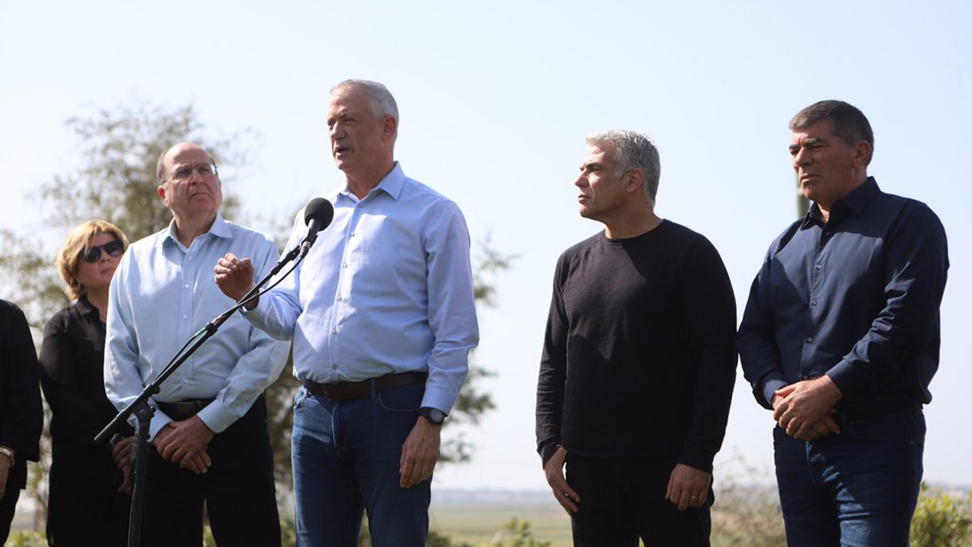 Wollen Netanjahu aus dem Büro des Premiers verdrängen: Mosche Ja'alon, Benny Gantz, Jair Lapid, Gabi Aschkenasi (v.l.n.r.), hier am Gazastreifen