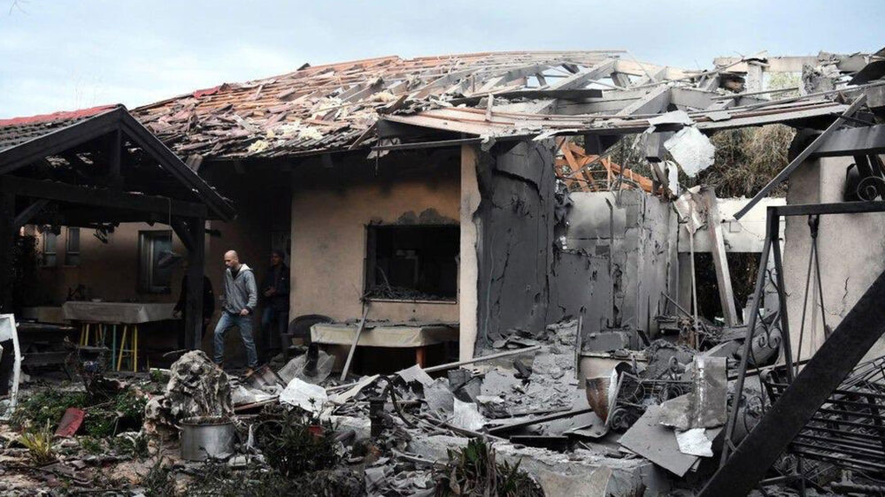Nach dem Raketeneinschlag liegt das Wohnhaus in Mischmeret in Trümmern