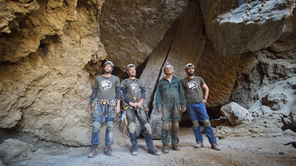 Stolz stehen die Höhlenkletterer in der rekordbrechenden Salzhöhle am Toten Meer