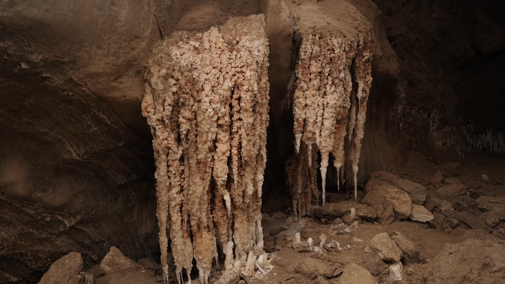 Im Inneren der Höhle gibt es beeindruckende Salzstalaktiten