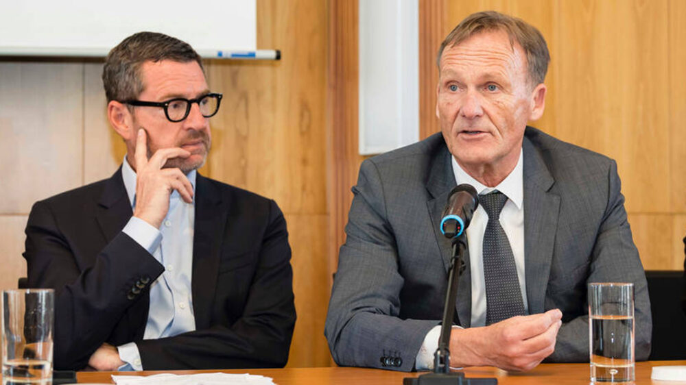 Der Vorsitzende vom Freundeskreis Yad Vashem in Deutschland, Diekmann (l.), und der BVB-Vorsitzende der Geschäftsführung, Watzke, bei der Pressekonferenz in Berlin