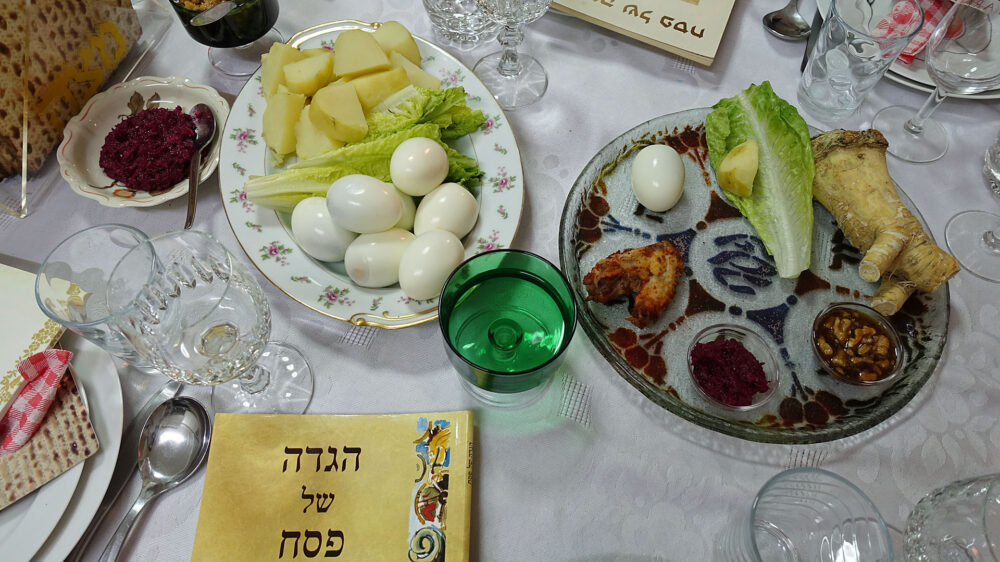 Symbolische Speisen und der Ablauf nach der Haggada (im Vordergrund) kennzeichnen den Sederabend