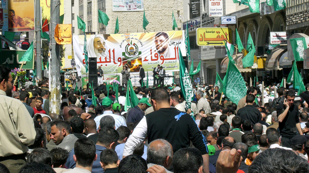 Auch nach ihrem Tod verehrt: die früheren Hamas-Führer Jassin (l.) und Al-Rantisi auf einem Wahltransparent