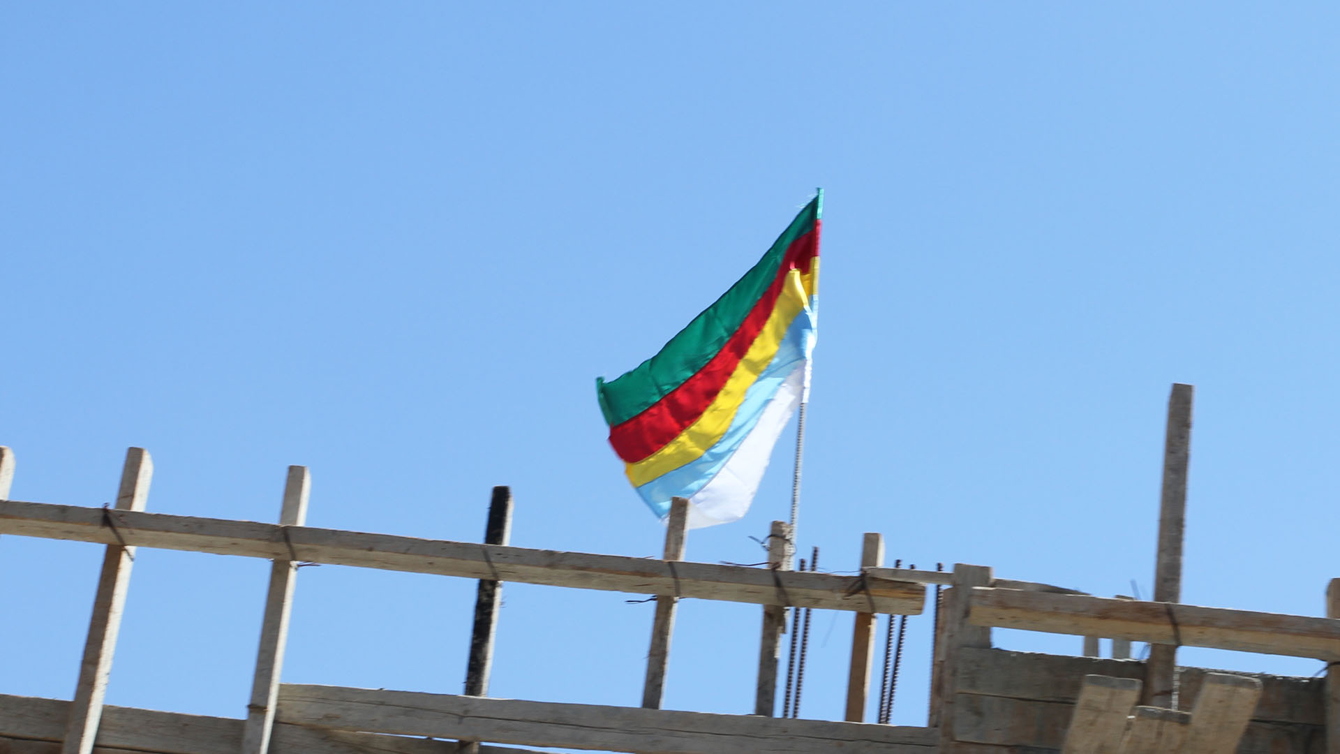 Flagge Die Farben der Flagge wurden beim Aufbau der Regierung des Drusenstaates gewählt, der zwischen 1921 und 1936 als autonomer Staat im Französischen Mandatsgebiet in Syrien existierte. Grün steht für den Landwirt und das Leben. Rot symbolisiert das Herz und die Liebe zur Menschheit. Gelb meint Sonne und Weizen. Blau steht für den Himmel und den Glauben. Weiß symbolisiert Reinheit und Luft. Eine andere Erklärung besagt, dass die Farben für fünf Propheten der Drusen stehen. So steht Grün für den Verstand, der sich auf das Bewusstsein Christi bezieht. Die Farben sind als Querstreifen untereinander oder sternförmig angeordnet.