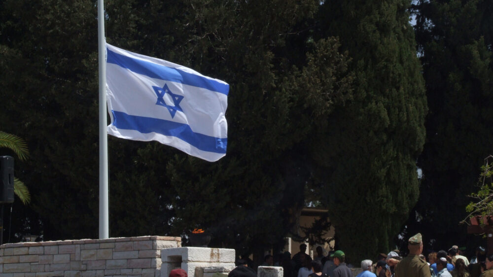 Während des Gedenktags für die Toten hängen die israelischen Flaggen im Land auf Halbmast