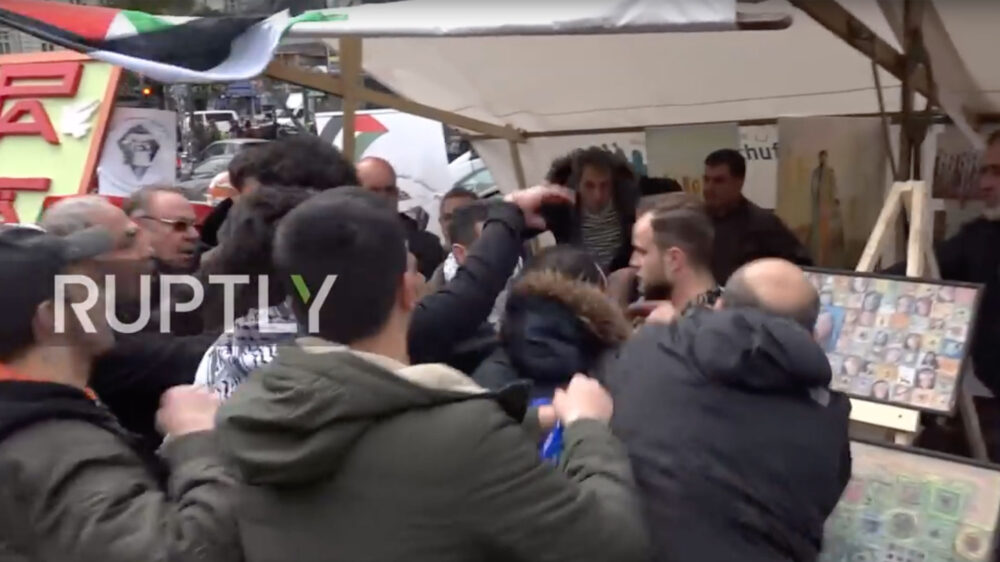 Szene eines Angriffs: Palästinenser attackieren einen Israeli in Berlin