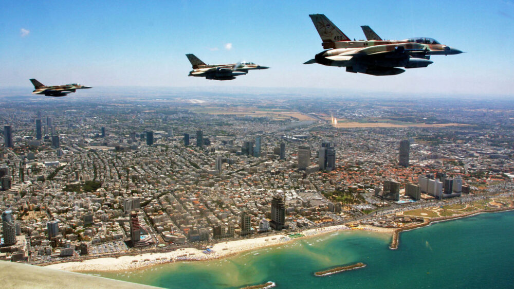 Die Luftwaffe führt am Unabhängigkeitstag in Flugschauen ihre verschiedenen Flugzeuge vor – hier über Tel Aviv (Archivbild)