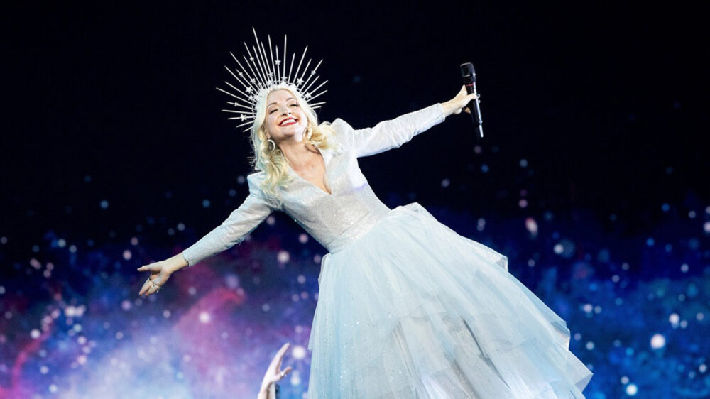 Die Australierin Kate Miller-Heidke performt ihren Song „Zero Gravity“ im ESC-Halbfinale in Tel Aviv