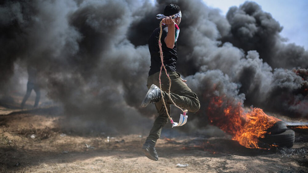Ein palästinensischer Demonstrant mit seiner Steinschleuder an der Gaza-Grenze (Archivbild)