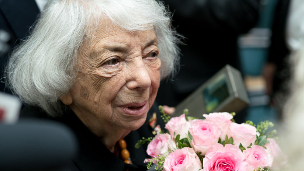 Margot Friedländer ist eine der letzten Zeitzeugen des Holocausts. Diese Woche hat sie den „Talisman“-Preis der Deutschlandstiftung Integration bekommen.